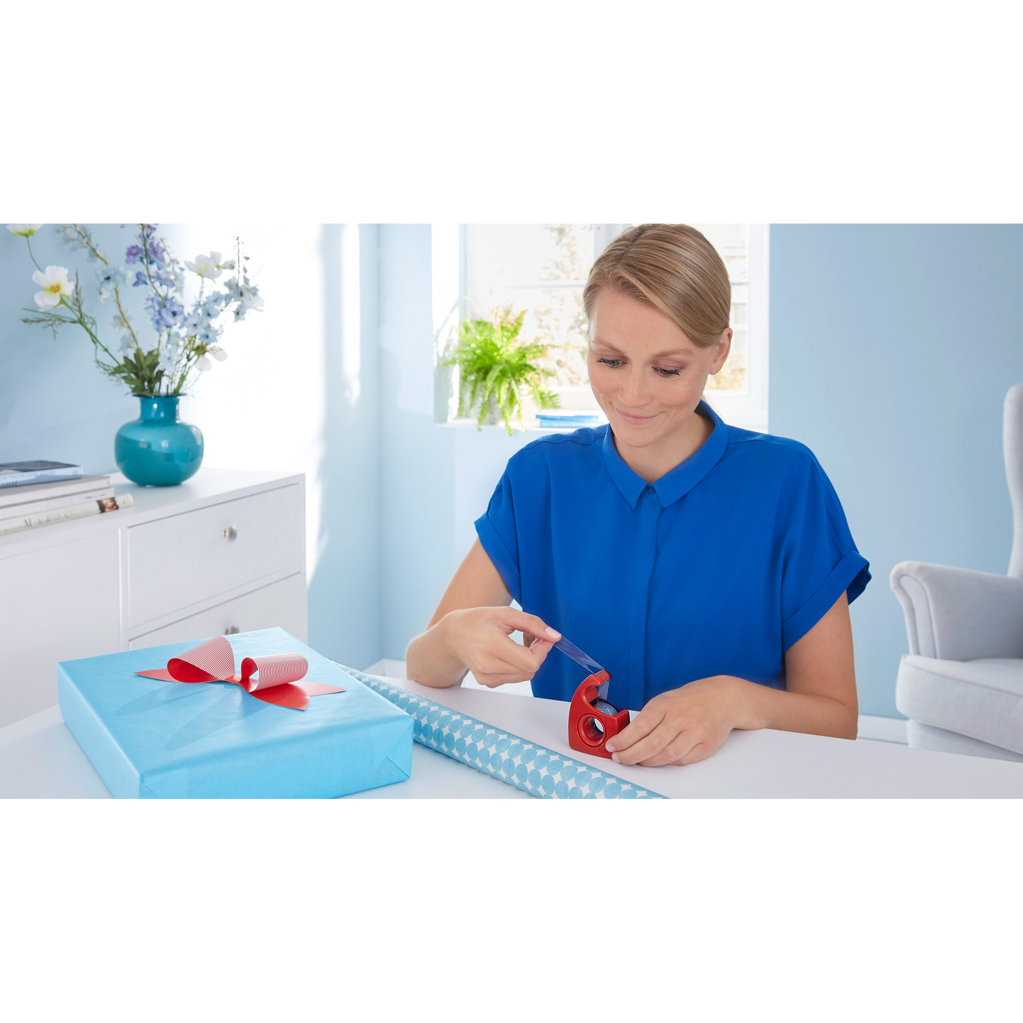 tesa® Easy Cut, Handabroller, rot-blau, 33m x 19mm, leer