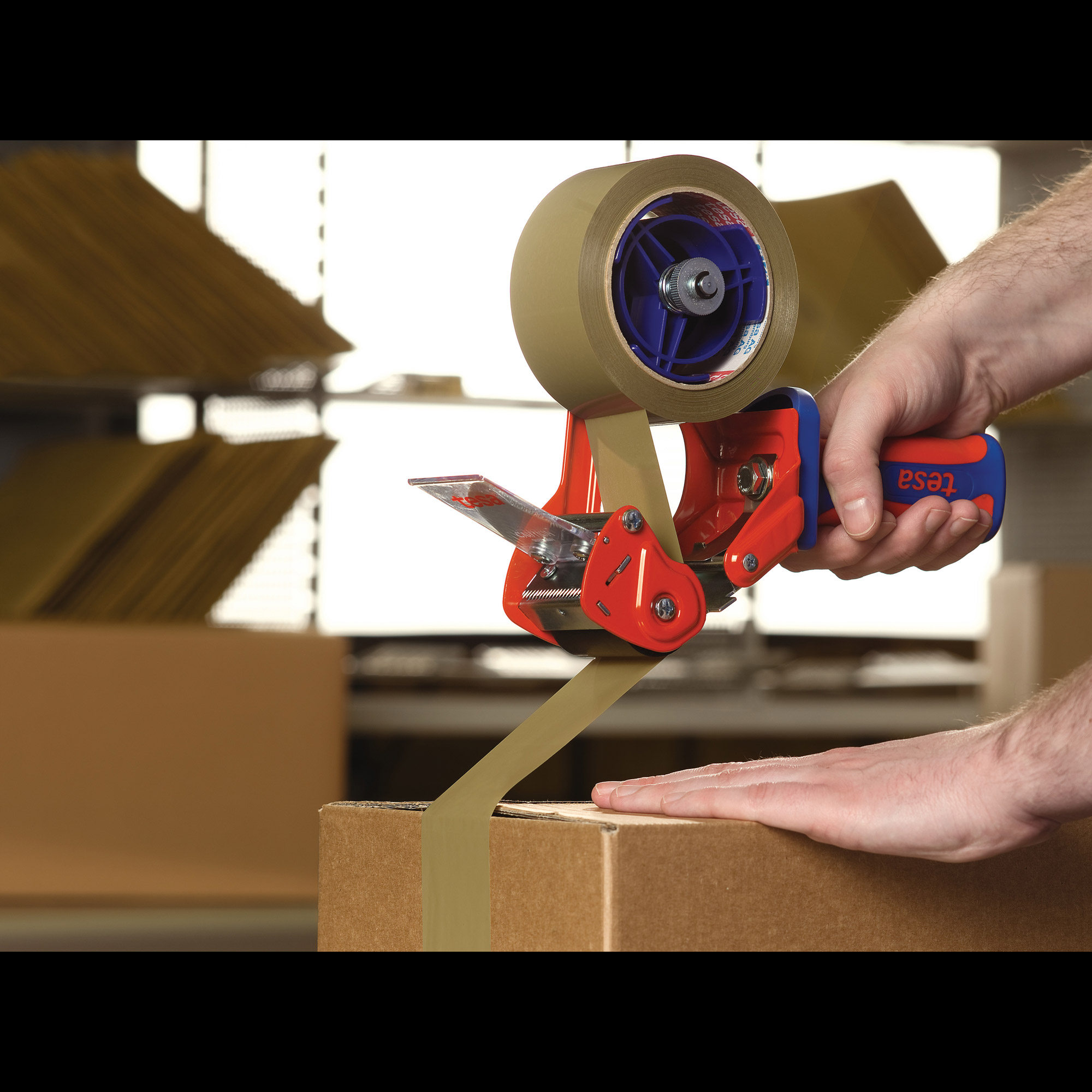 tesa Packbandhandabroller Comfort, bis 66m x 50mm, rot/blau tesa Packbandhandabroller Comfort, bis 66m x 50mm, rot/blau