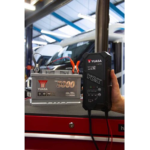 Yuasa YCX12 12V 12A Ladegerät
