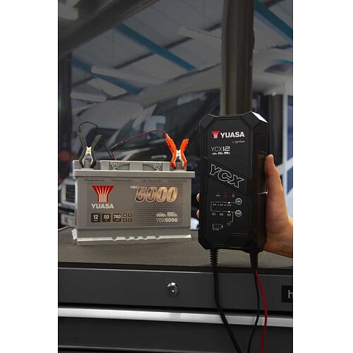 Yuasa YCX12 12V 12A Ladegerät