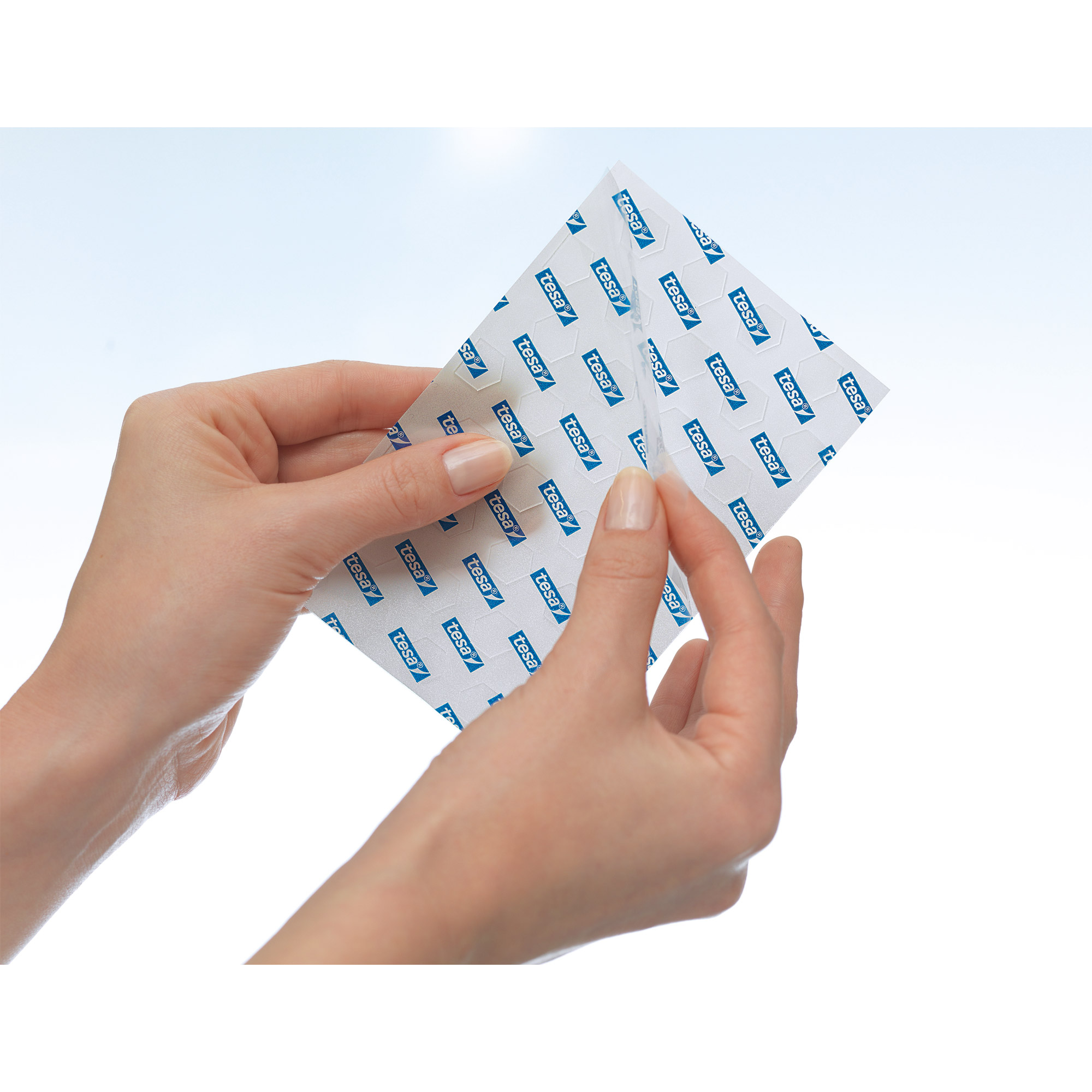 tesa TACK Klebepads, 200 Stück, wiederverwendbar, transparent tesa TACK Klebepads, 200 Stück, wiederverwendbar, transparent